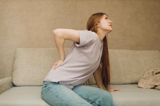 Lombalgia e sciatalgia provocano dolore nella parte bassa della schiena e lungo il nervo sciatico. Trattamenti efficaci: riposo, farmaci e fisioterapia
